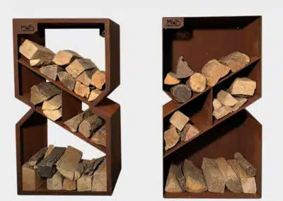 2 armoires en acier corten contenant des bûches en bois